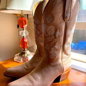 Subtle pink cowboy boots with rose embroidery